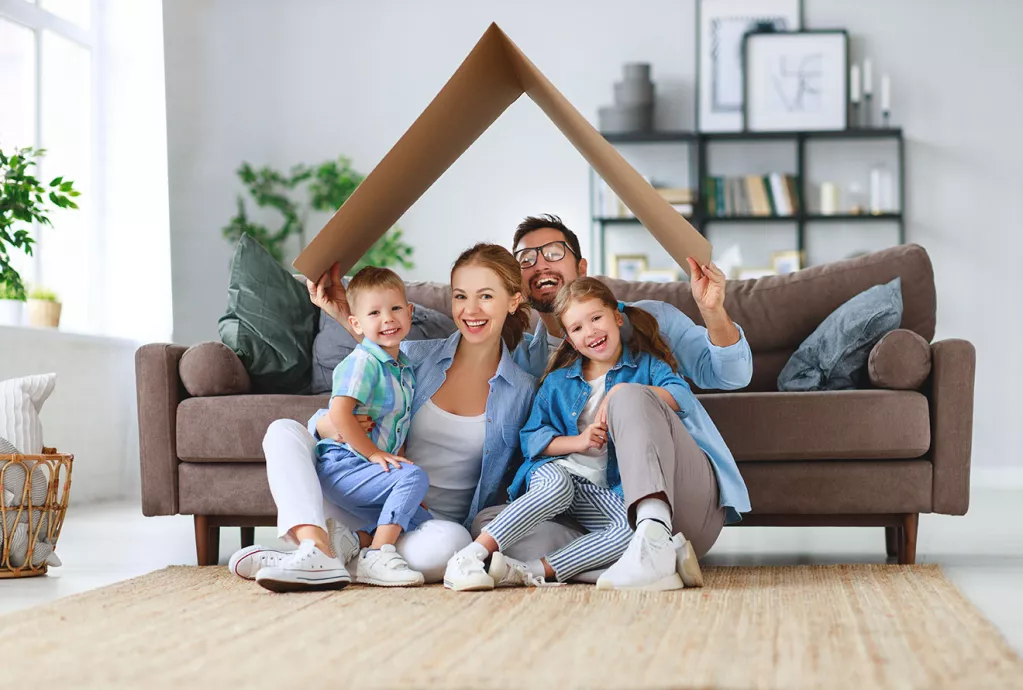 Famille dans un salon