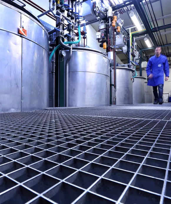 Cuves dans une usine d'aérosols
