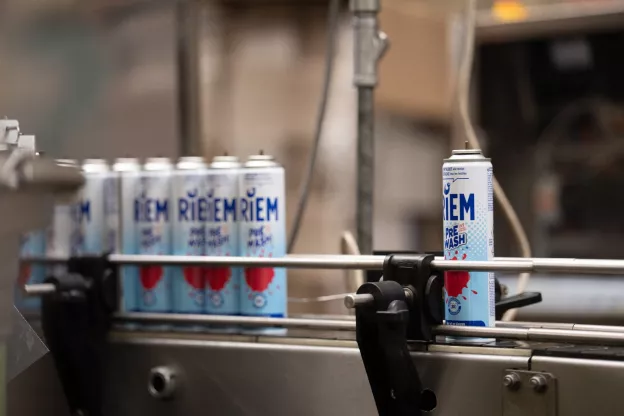 Ligne de production d’aérosols chez Group Riem à Ligny, en Belgique